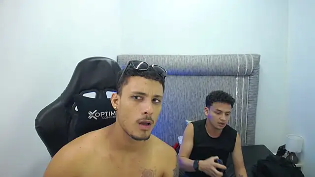 The_twinks_'s cam snapshot