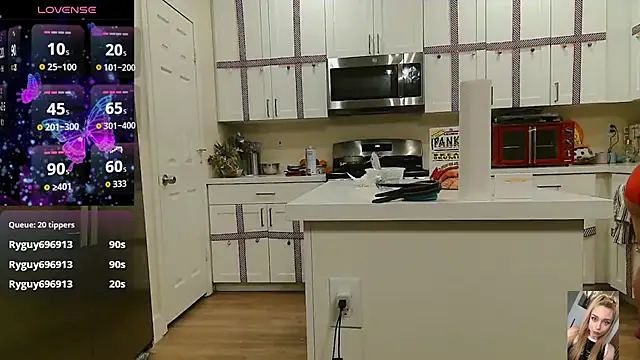 Blondiewithanass live sex cam