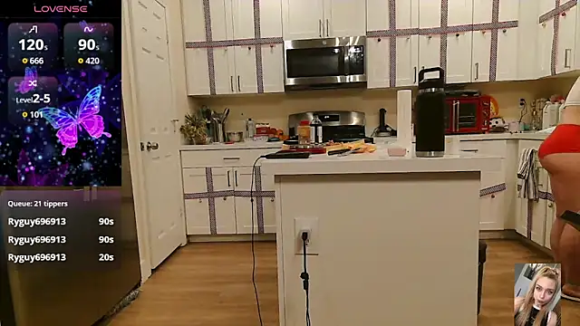 Blondiewithanass live sex cam