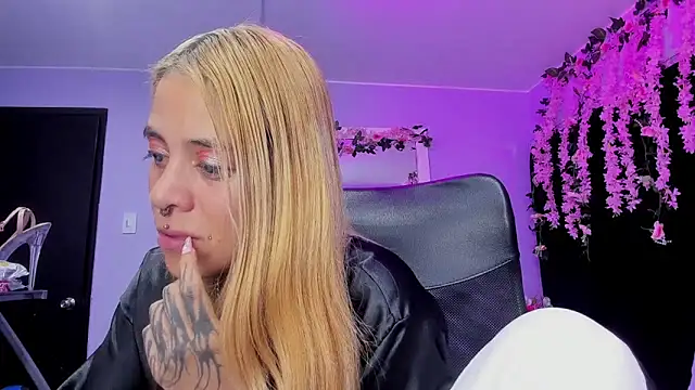 Dakota_Angell_'s cam snapshot