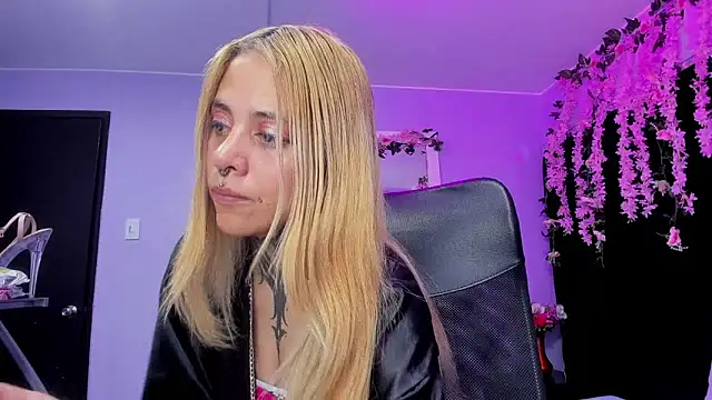 Dakota_Angell_'s cam snapshot