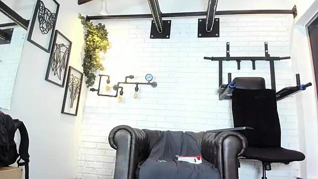 ItaloMoore live sex cam