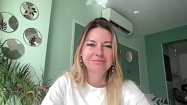 Alyressa's cam snapshot