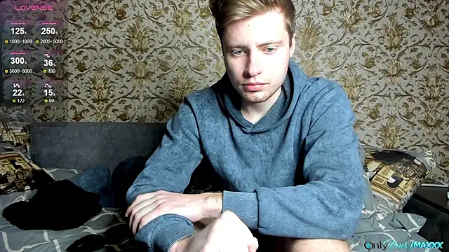 Maxhornyblondieman live sex cam