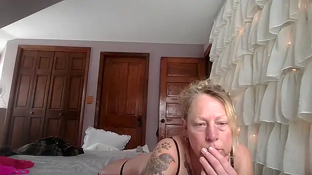 Outdoorchicjj's cam snapshot