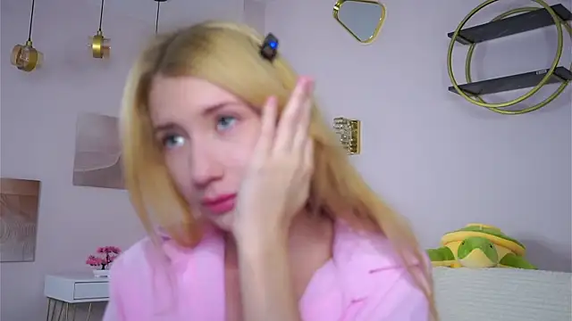 SunnivaCovil's cam snapshot