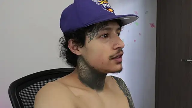 trieone live sex cam