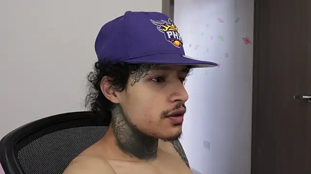 trieone live sex cam