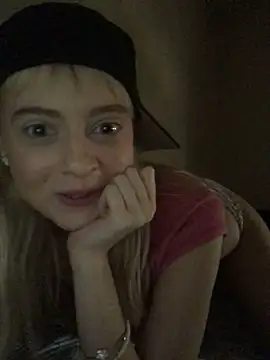 KiwiDreamy1's cam snapshot