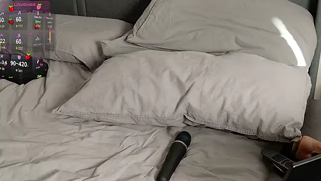 Strawberryfoxx live sex cam