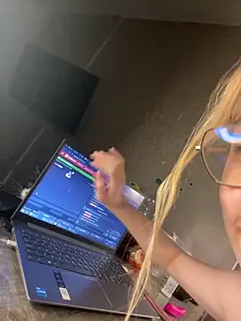 Kitty_Katrine's cam snapshot