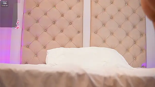 caroline_adams_'s cam snapshot