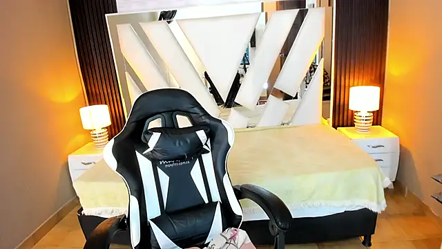 Linda4Petite's cam snapshot