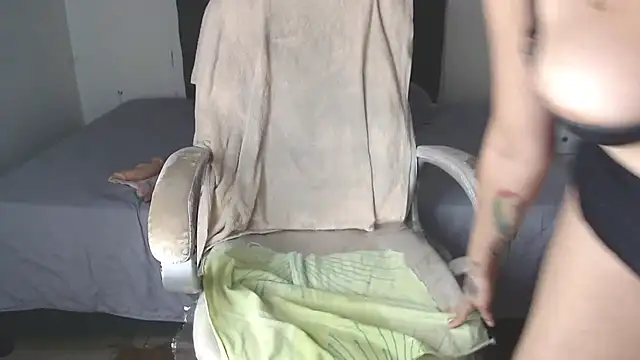 selena_yourmilf's cam snapshot