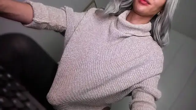 TheQueenNextDoor live sex cam