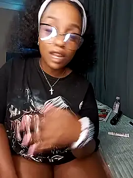 Queen-Chocolate's cam snapshot