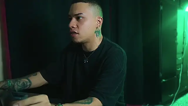 AlphaMasterXxx live sex cam