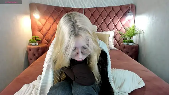 Grace_blush's cam snapshot