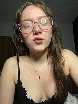 YoungLisaa18 live sex cam