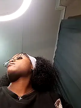 Queen-Chocolate live sex cam