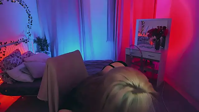 Linda_Roxy's cam snapshot