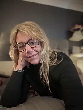 blondebitch2's cam snapshot