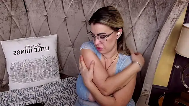 BustyGizelle live sex cam