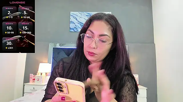 Lauralove_69's cam snapshot