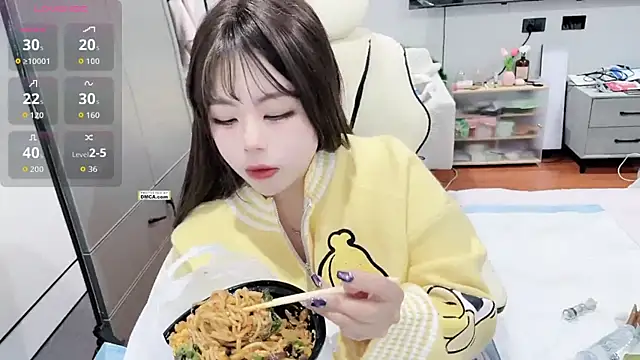 22Momo- live sex cam