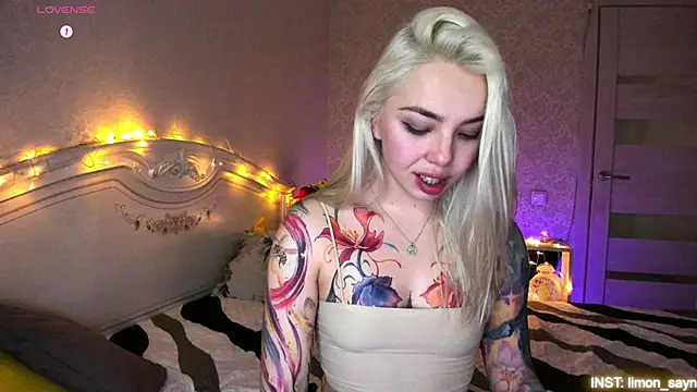 LillyMoure_ live sex cam