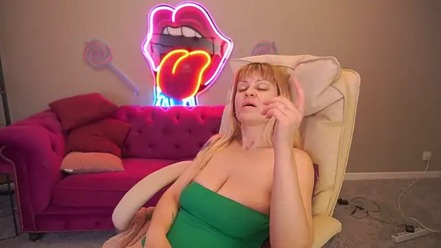 BellaLaPetit's cam snapshot