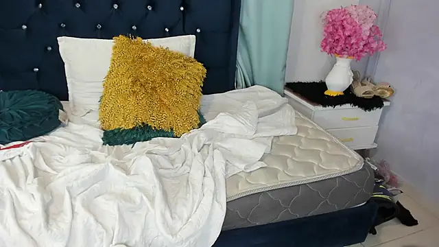 Inaya_Khalifa live sex cam