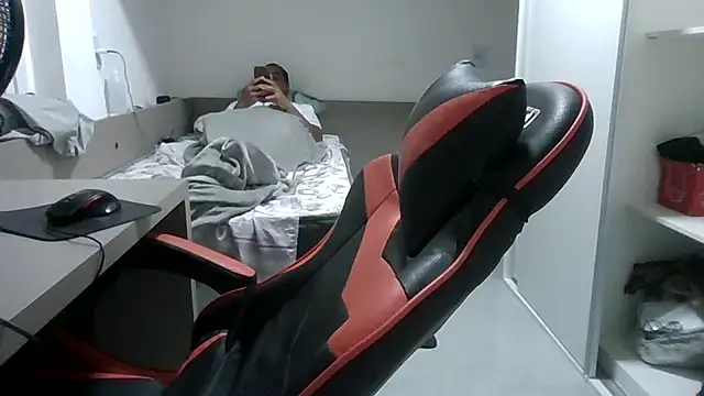 JUNINHOLEKEJR live sex cam