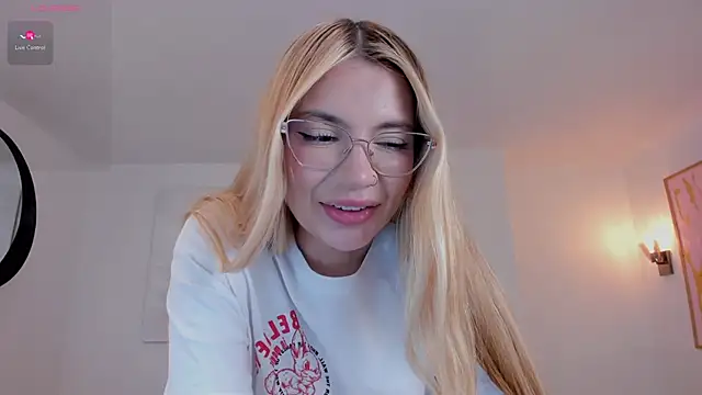 NiaHolland live sex cam