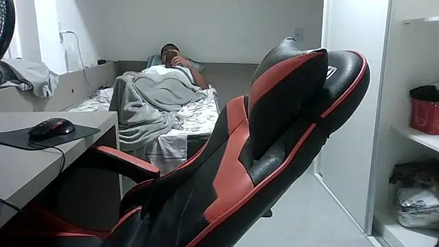 JUNINHOLEKEJR live sex cam