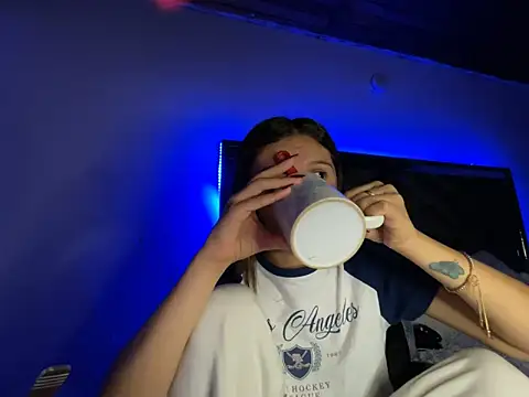 alison_parkerr26's cam snapshot