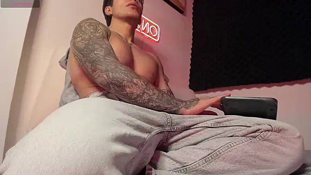 LucianSinclair live sex cam