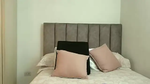 karina_lewis_'s cam snapshot