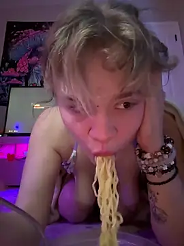 Cutiepiespanks's cam snapshot