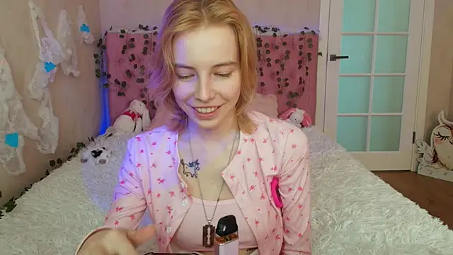 Pink_Lila18's cam snapshot