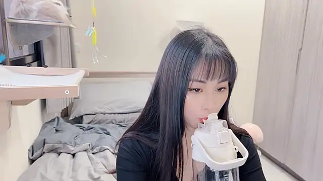 BabyOneDaily's cam snapshot