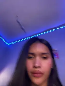 PrettyYoungHugeCockTS live sex cam