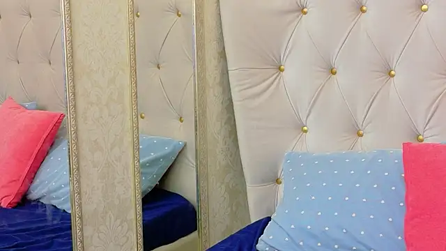 AliceOfWonders's cam snapshot