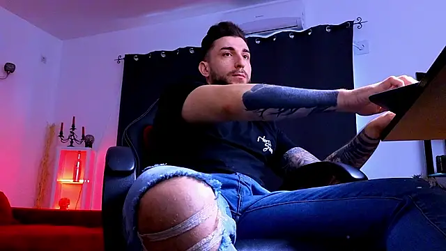 MightyAaron66 live sex cam