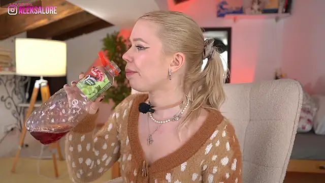 LexieLoree live sex cam