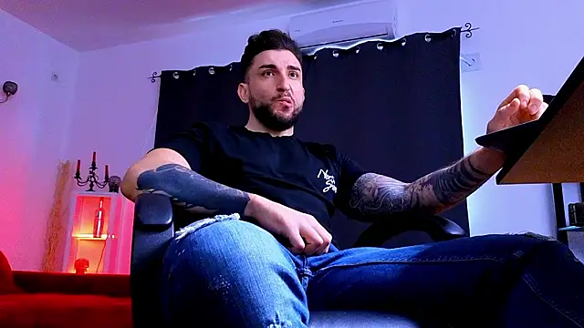 MightyAaron66 live sex cam