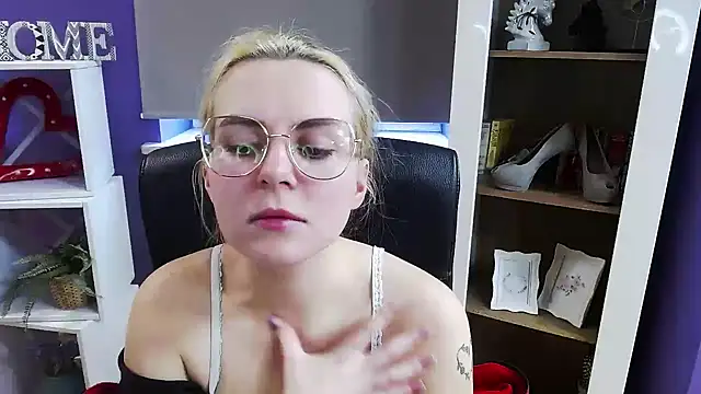 Zoey_Erotic's cam snapshot