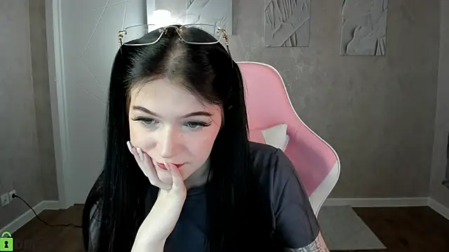 linajourney's cam snapshot