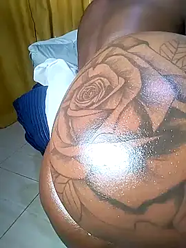 Hugemassivebootie live sex cam