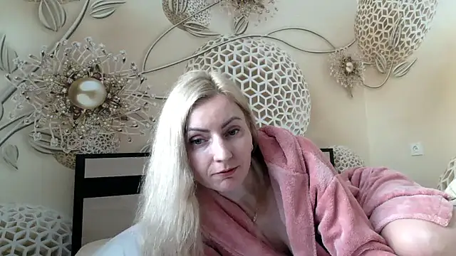 Yourrealgirl's cam snapshot